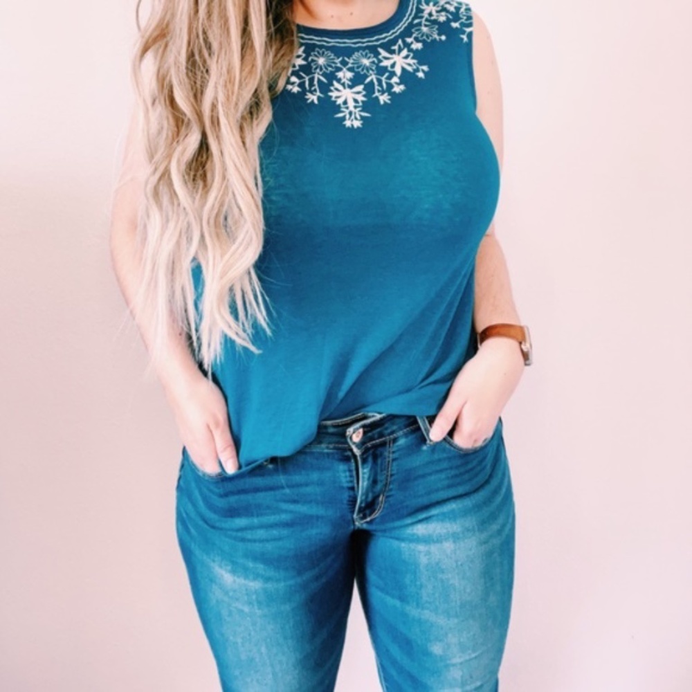 Old Navy Embroidered Scoop Neck Tank Top Blue XS